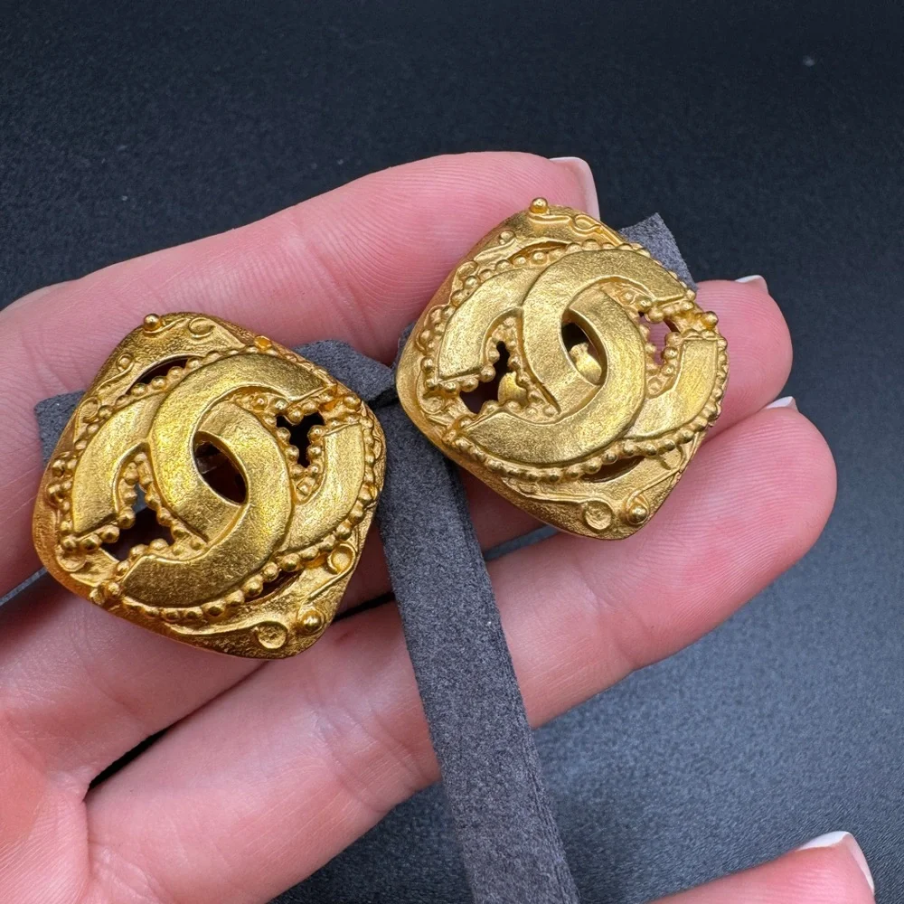 LOT 1413 24K gold plated CHANEL vintage clip on earrings